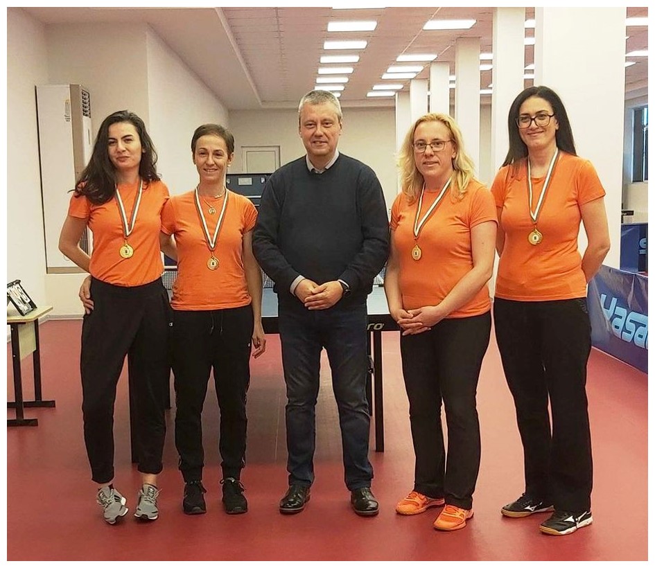 Женският тим по тенис на маса на Полски Тръмбеш взе първо място на държавно първенство. 